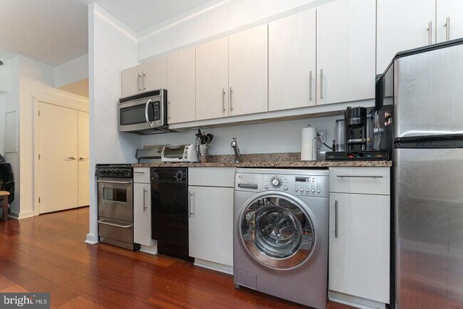 Building Photo - 219 S 18th St