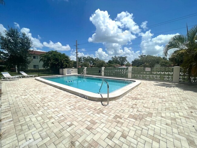 Building Photo - Centrally Located 2Bed/2Bath Condo for Rent in Sarasota