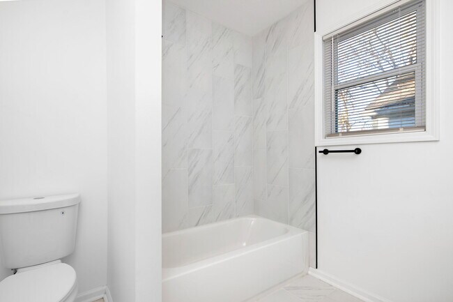 Building Photo - 4516 Mercier St