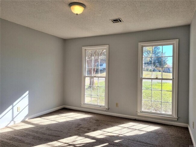 Building Photo - 2044 Edinburgh Dr