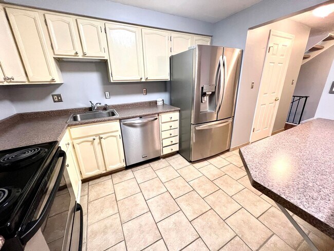 Building Photo - Sewickley Heights - Gorgeous Townhouse - 3...
