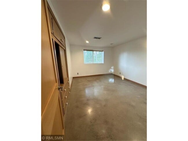 Building Photo - 1952 Oak Knoll Dr