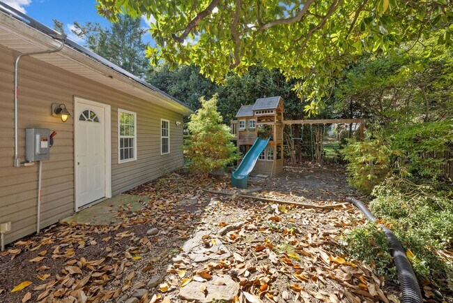 Building Photo - 4 Bed 4 Bath - Bethesda Expanded Colonial - One Car Garage