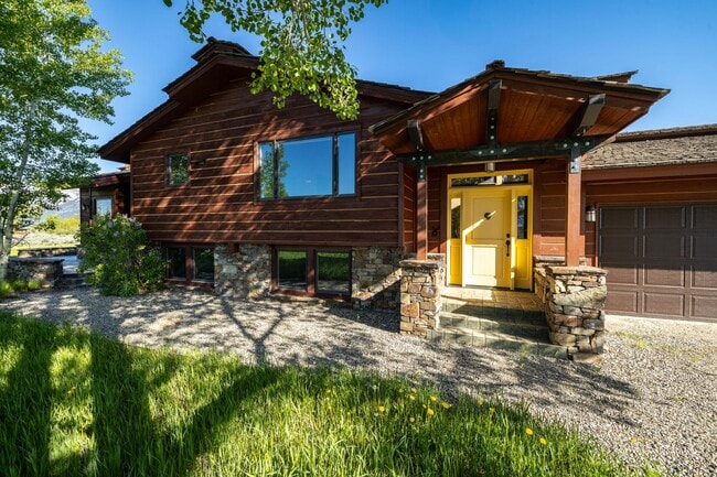 Primary Photo - 8225 N Spring Gulch Rd