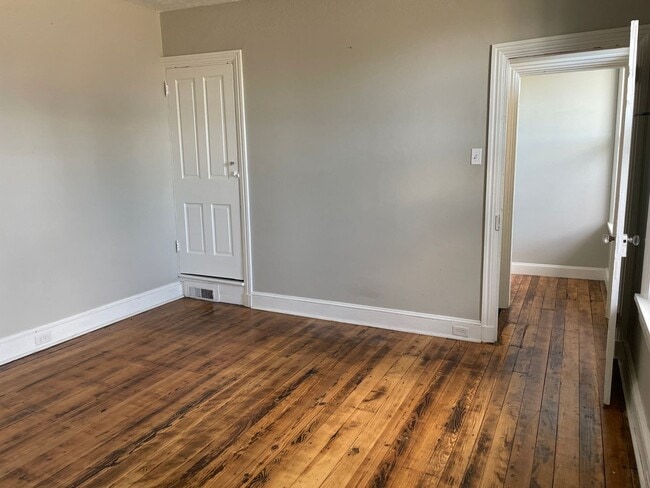 Building Photo - Beautifully Renovated Home in Columbia Bor...