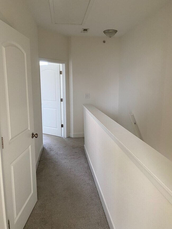 Building Photo - Room in 3 Bedroom Townhome at Seigle Point Dr