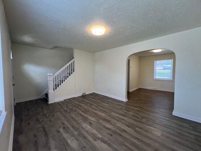 Building Photo - Updated 2BR house with off street parking!