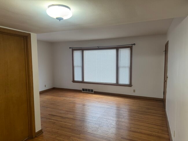 Building Photo - 6643 W Lisbon Ave