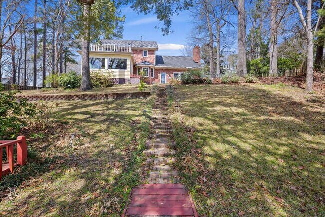 Building Photo - 100 Lakeview Dr
