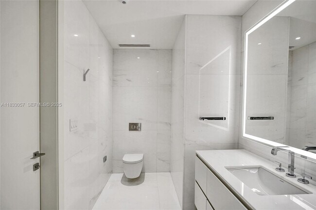 Building Photo - 300 Biscayne Blvd Way