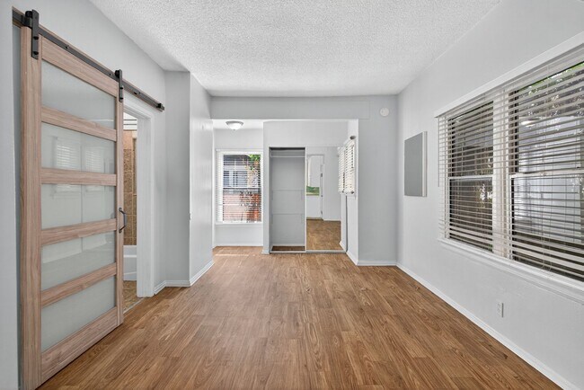 Building Photo - 521 Olive Ave