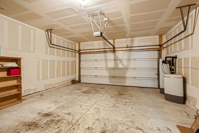 Building Photo - Charming 3 Bedroom Home Near