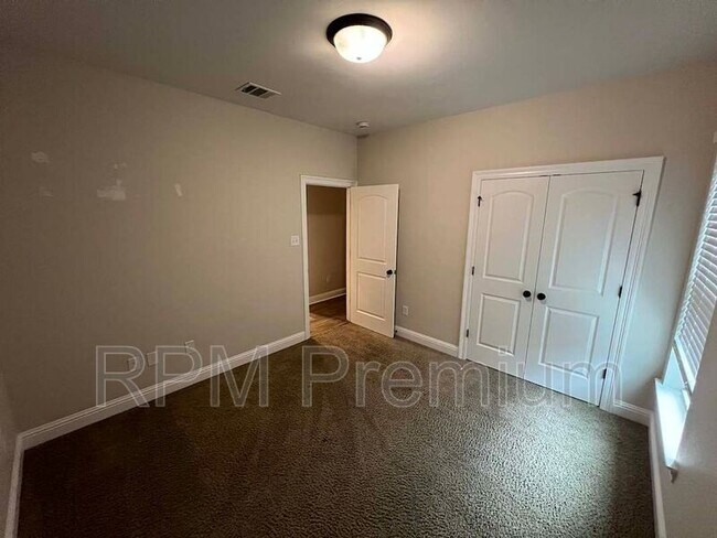 Building Photo - 6212 Lake Edge Dr