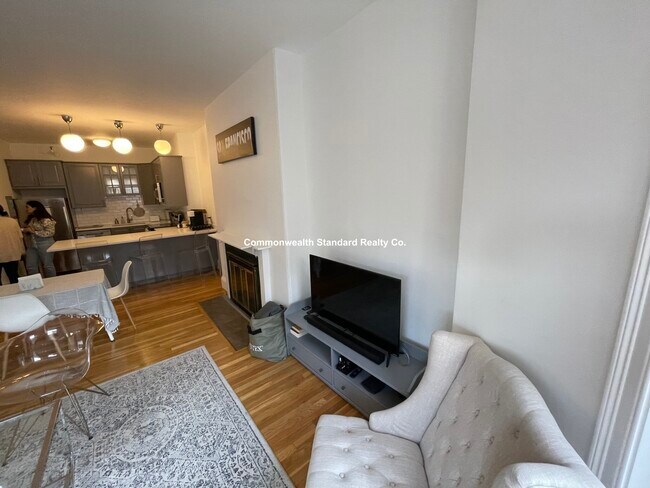 Building Photo - 922 Beacon St