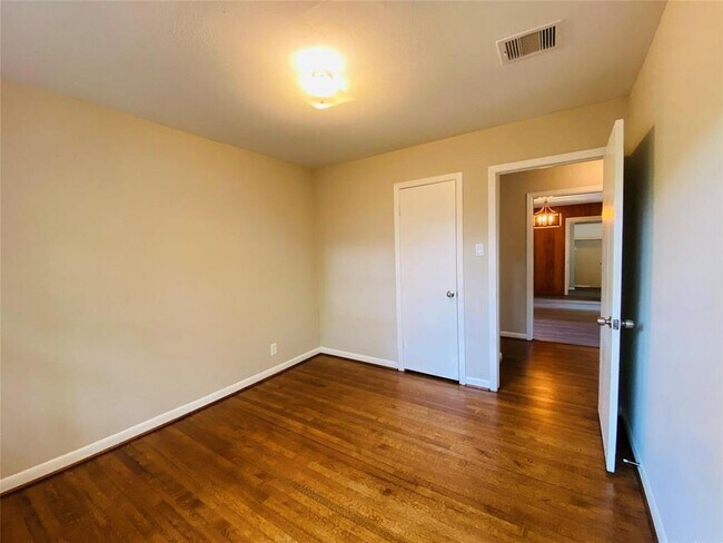 Building Photo - 6738 Hendon Ln