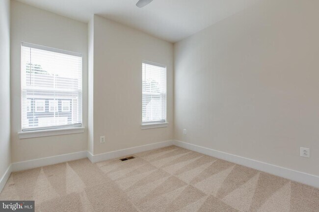 Building Photo - 2546 Buckthorn Dr