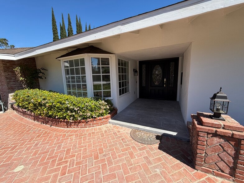 Building Photo - 9660 Vanalden Ave