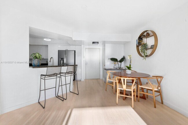 Building Photo - 1800 Sunset Harbour Dr