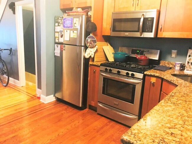 Building Photo - Gorgeous 3-Bed Townhome in Whitman! Available mid-July!