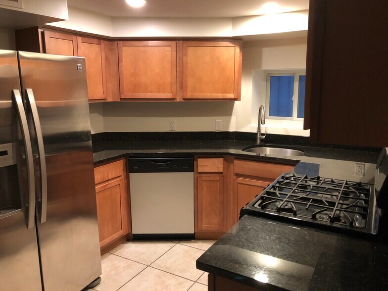 Fully equipped kitchen - 1859 Mintwood Pl NW