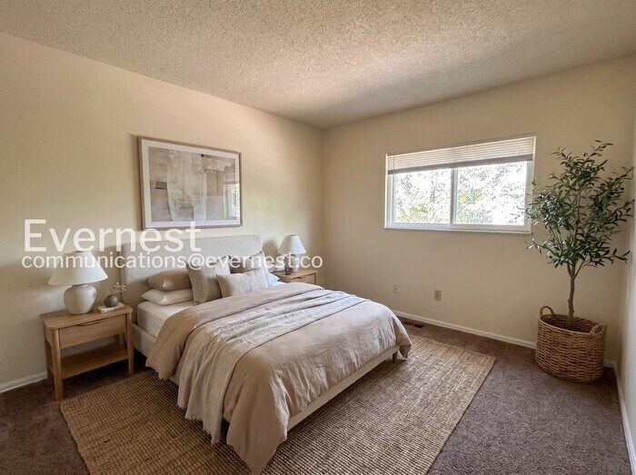 Building Photo - 2702 Dickens Dr