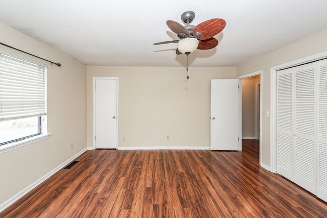 Building Photo - 2 Bedroom, 1.5 Bathroom Townhome in Island Bluff - James Island