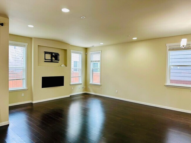 Building Photo - Beautiful 3 bed Home in Bothell in sought after Kings corner community!!