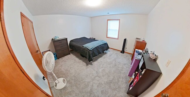 Building Photo - Cozy 2-Bed Home with Attached Garage - Available June 5th!