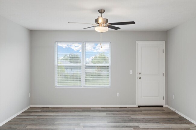 Building Photo - 3 bedroom duplex with a fully fenced yard-Westbury Gardens!