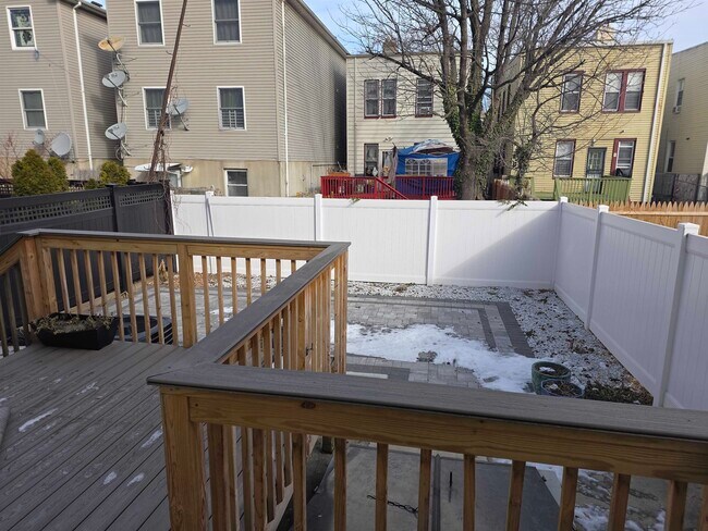 Building Photo - 146 Clarke Ave