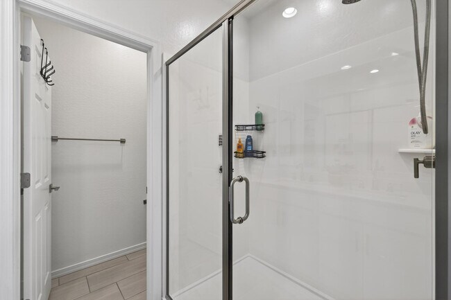Building Photo - 36354 W San Clemente Ave
