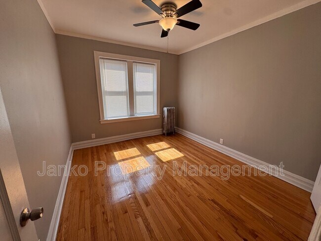 Building Photo - 652-658 E 81st St