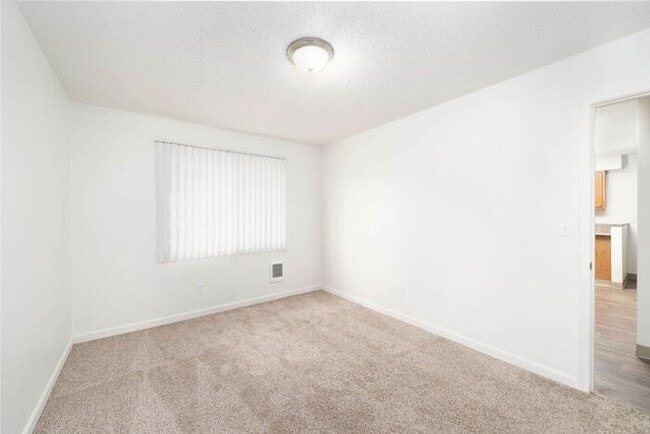 Building Photo - 2 bedroom unit close to downtown Gresham!!