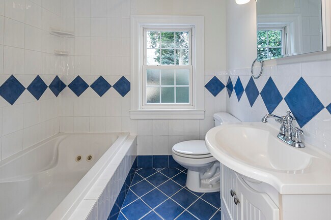 Building Photo - 35 Maple St