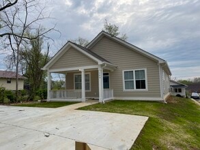 Building Photo - 704 Moore St