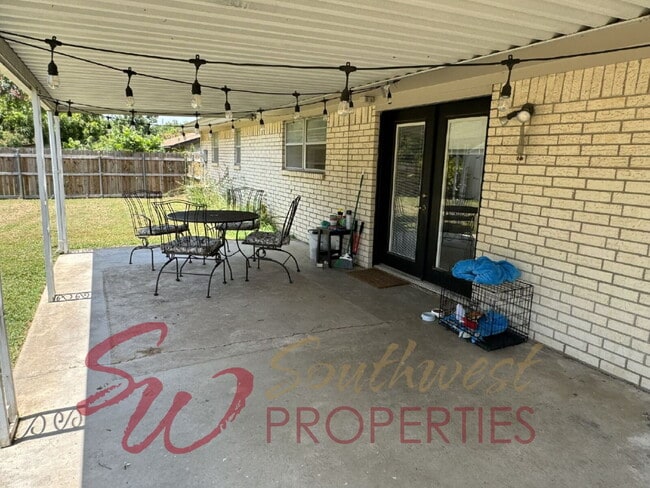 Building Photo - Lovely, spacious home that welcomes you in!