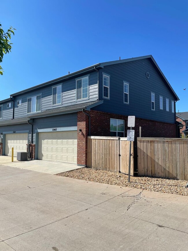 Building Photo - Available now 3bd 3.5 ba .Town home for rent located near Buckley AFB between Smokey hill and Qui...