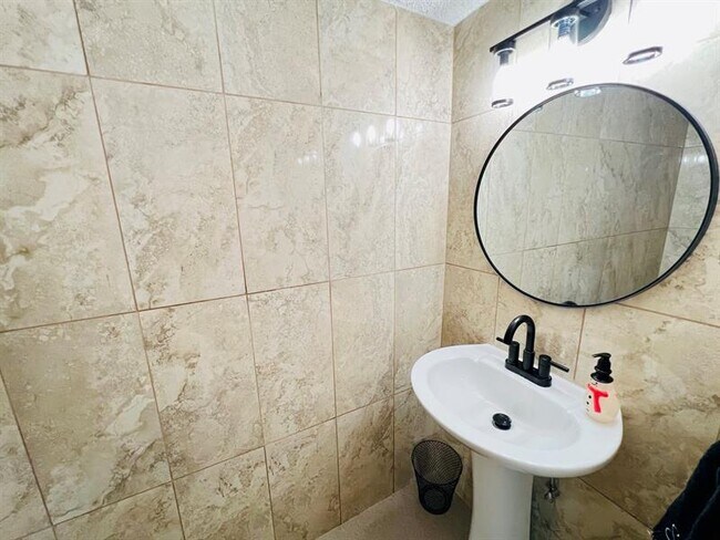 Building Photo - 1121-1123 N Andrews Ave