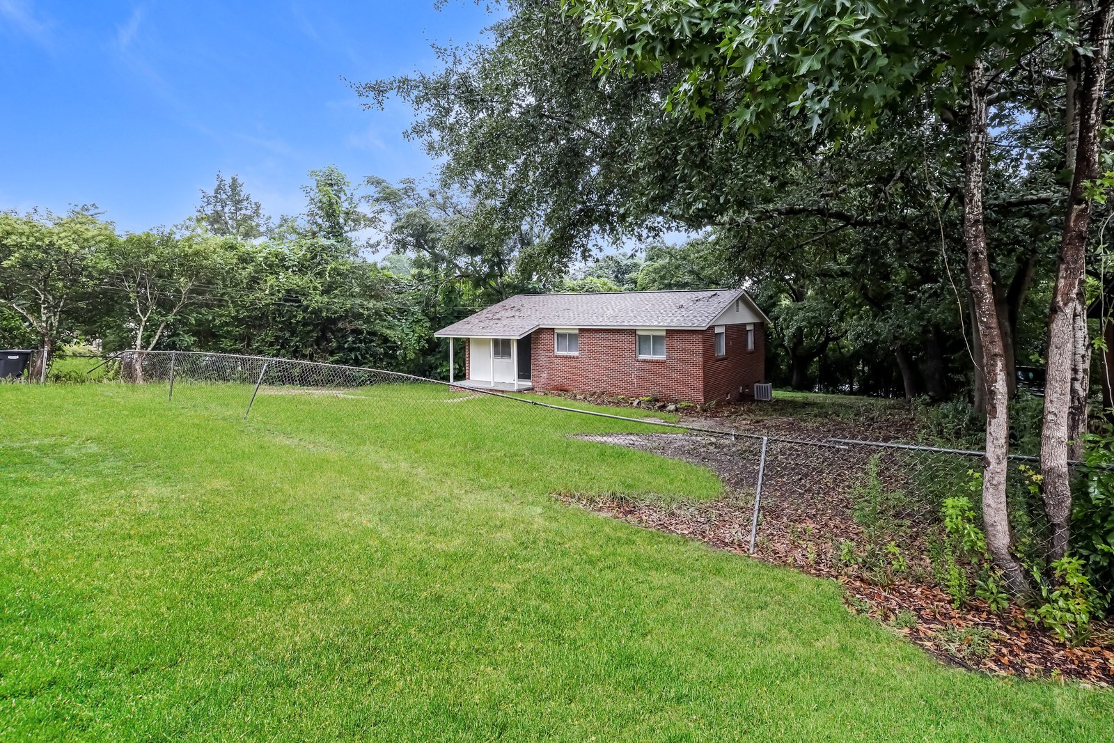 Building Photo - 915 Farwell Dr