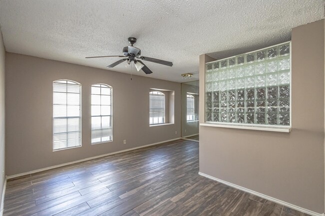 Building Photo - 104 Belaire Dr