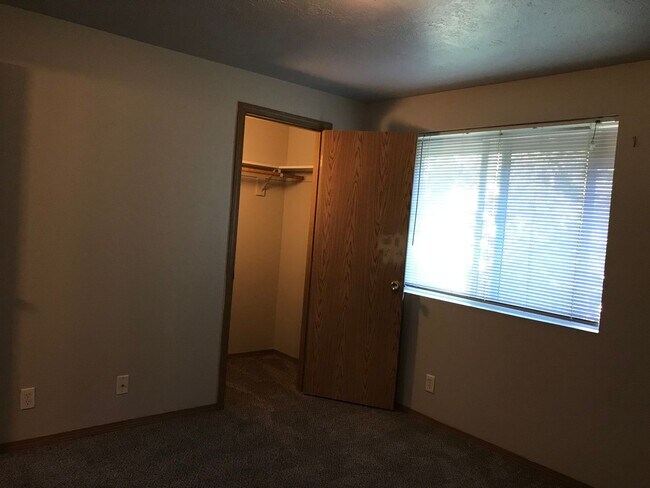 Building Photo - 150 NE 5th St