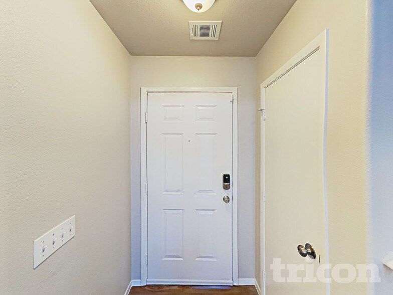 Building Photo - 7900 Hornbeam Ct