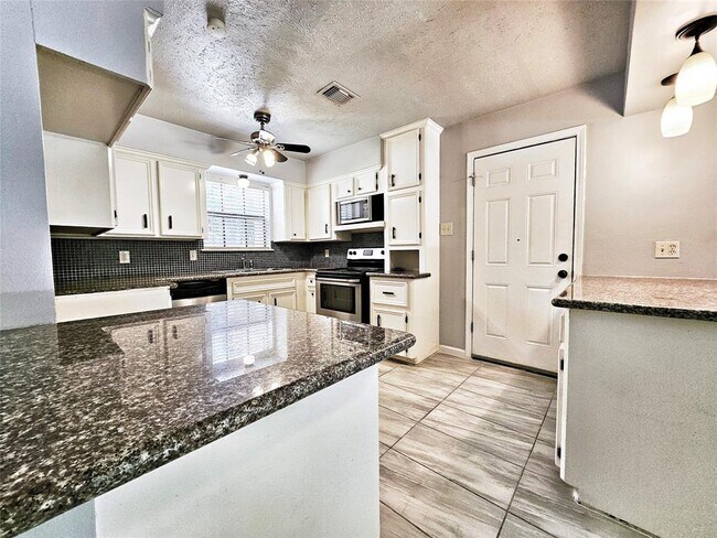 Building Photo - 33 N Wavy Oak Cir