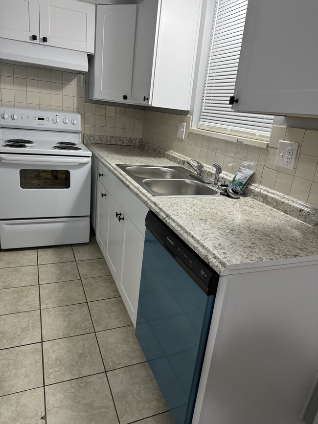 new dishwasher, garbage disposal new - 4015 Tappan Dr