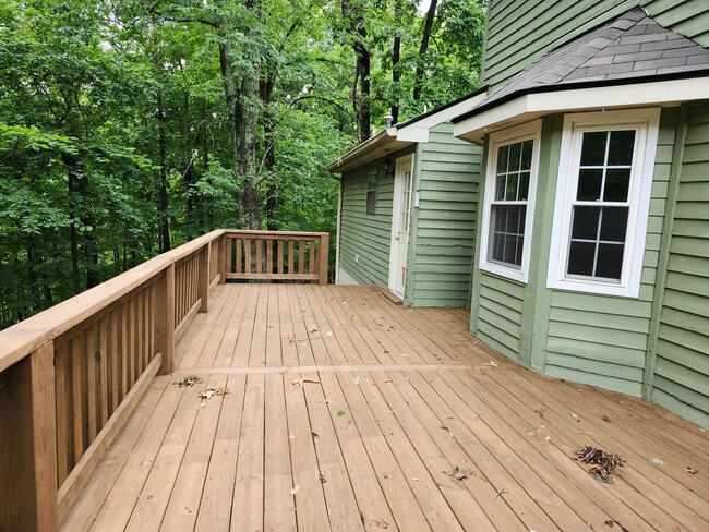 Building Photo - Spacious 4 bedroom 2 bath home in North HI...