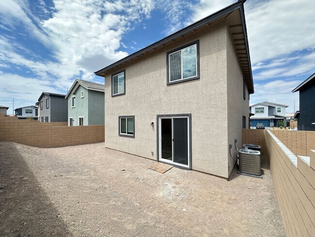 Building Photo - 563 Mountain Robin Ave