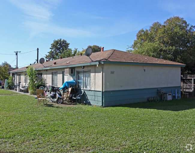 Building Photo - 207 Hickory St