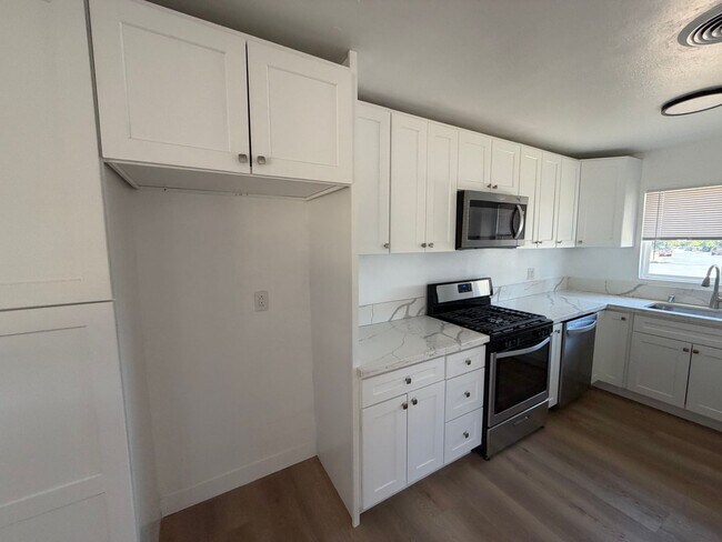Building Photo - WoW! Newley Remodeled 3 BD 1 Ba house with a 1 Car Garage in East Bakersfield