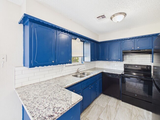Building Photo - 324 NW Compass Dr