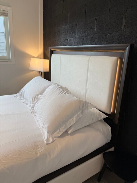 Building Photo - 652 E Main St